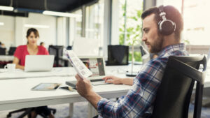 Avatud kontoris on muusika kuulamine üheks viisiks, kuidas enda töötamist pärssivast sagimisest välja lülitada. (c) Foto: Shutterstock